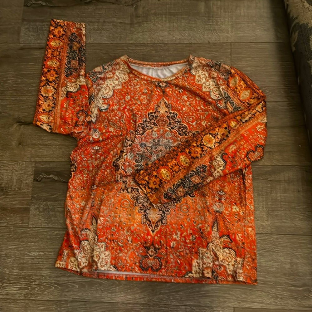 Women’s medallion/paisley 2xl but fits like an XL